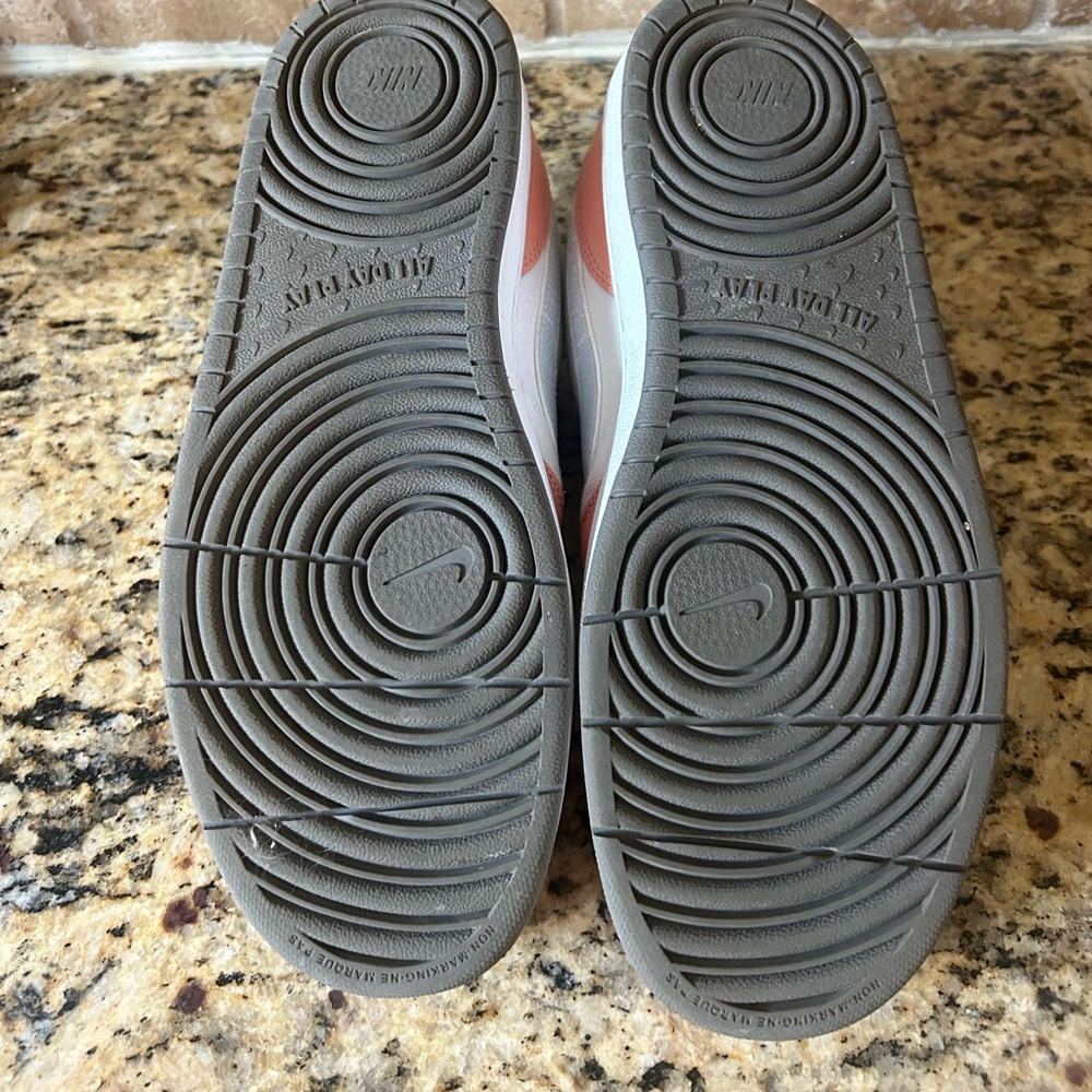 Nike All Day play size 7 worn like 6 times. Should be wiped down